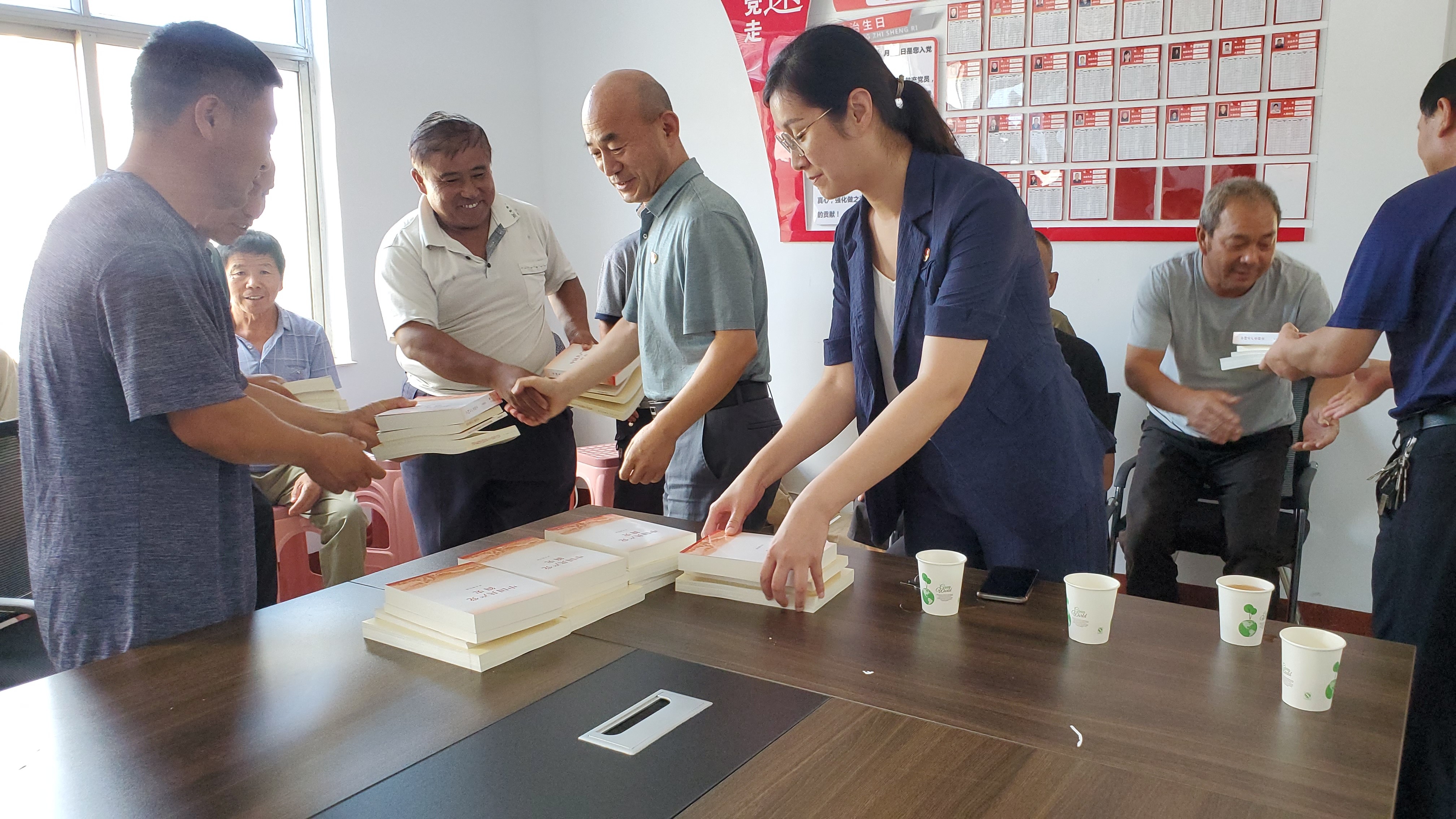 市能源集團(tuán)赴幫扶村北邢村開展捐贈(zèng)黨史學(xué)習(xí)教育書籍活動(dòng)(圖1)