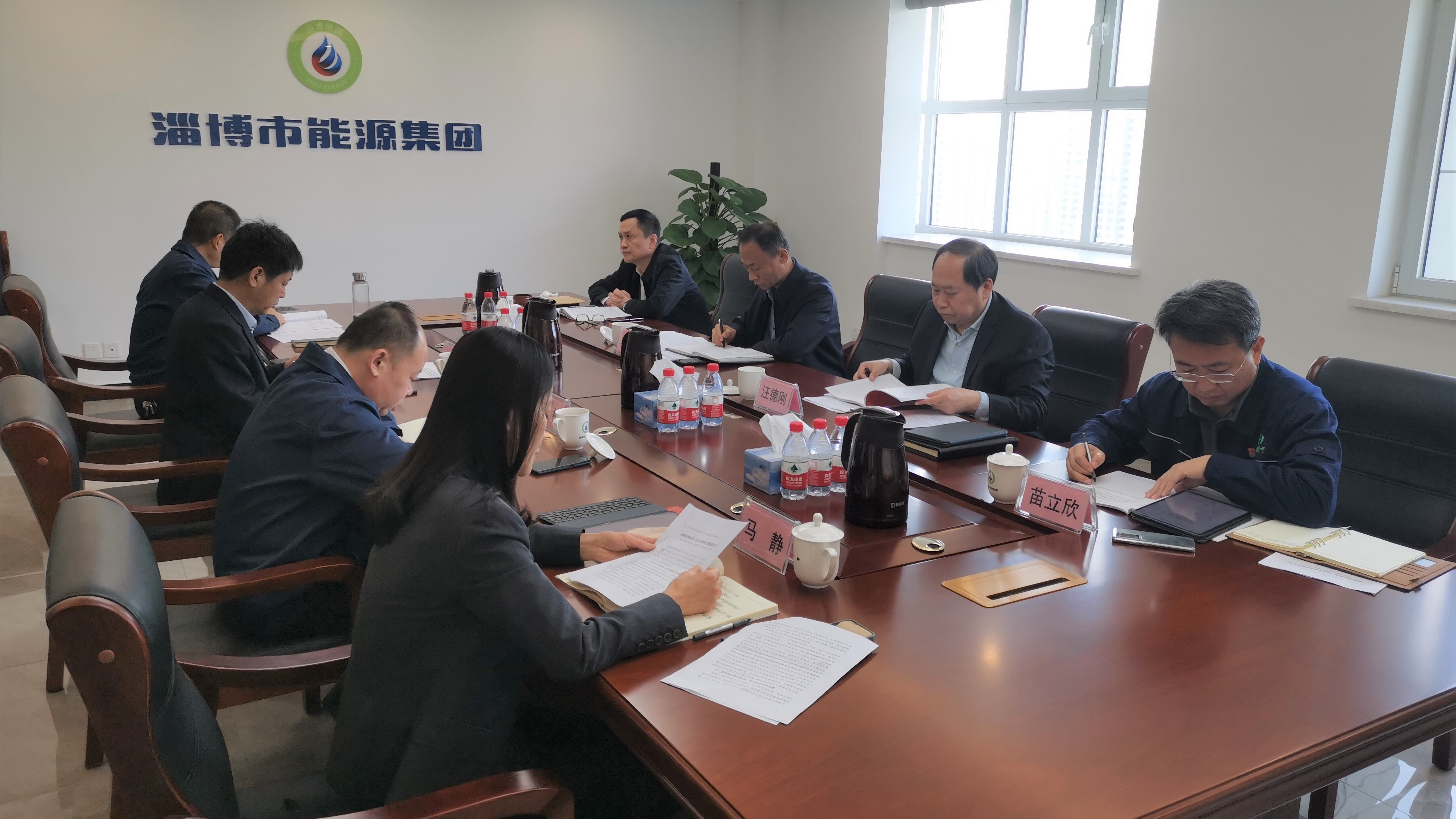 市國資委黨委委員、四級(jí)調(diào)研員韓瑞平到市能源集團(tuán)列席旁聽黨委理論學(xué)習(xí)中心組學(xué)習(xí)研討(圖1)